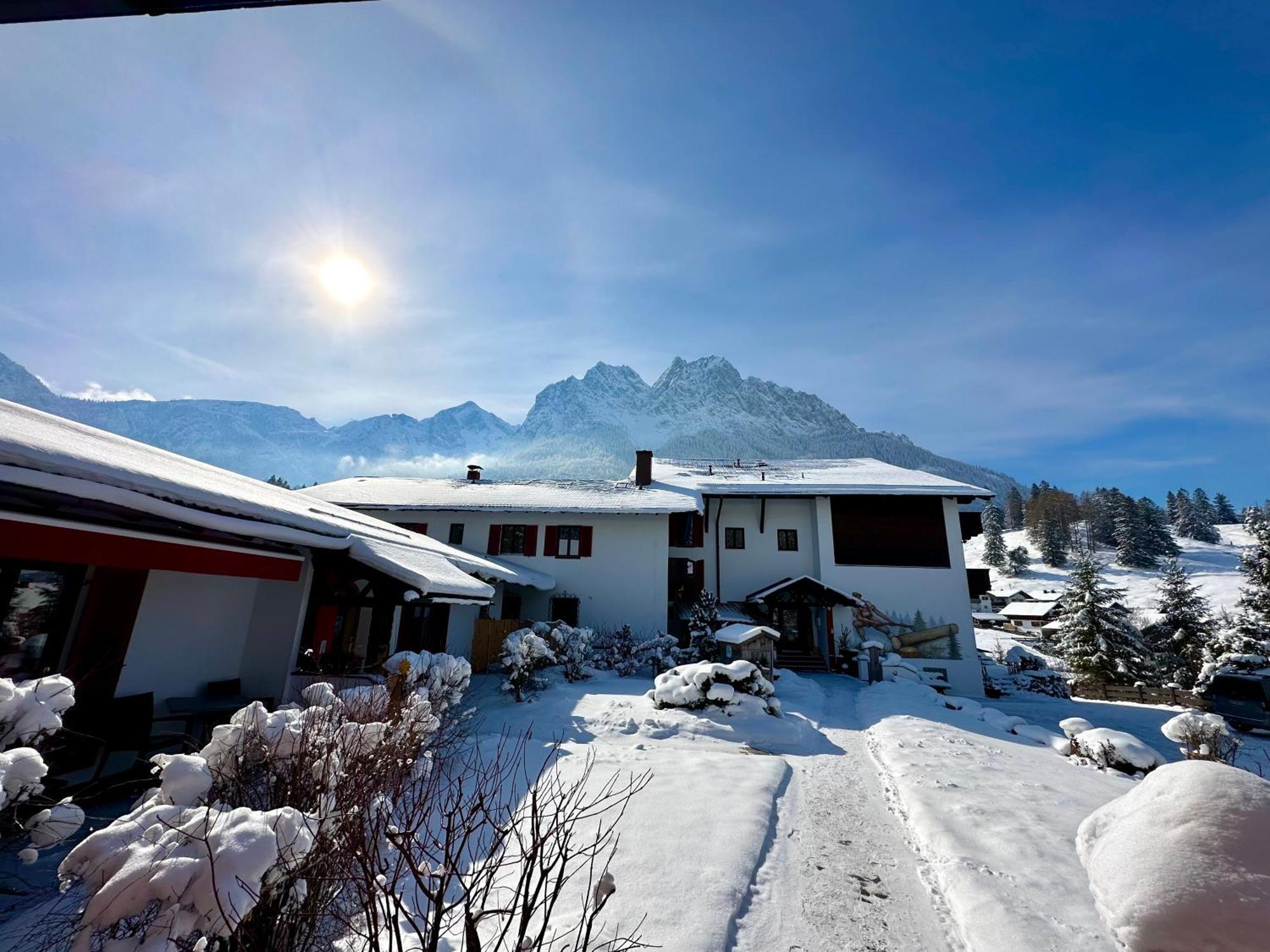 Bayern Resort Hotel - Adults Only - Mit Zugspitzblick - Eibsee-Naehe - Wellnessbereich - Naturpool Im Sommer Grainau Dış mekan fotoğraf