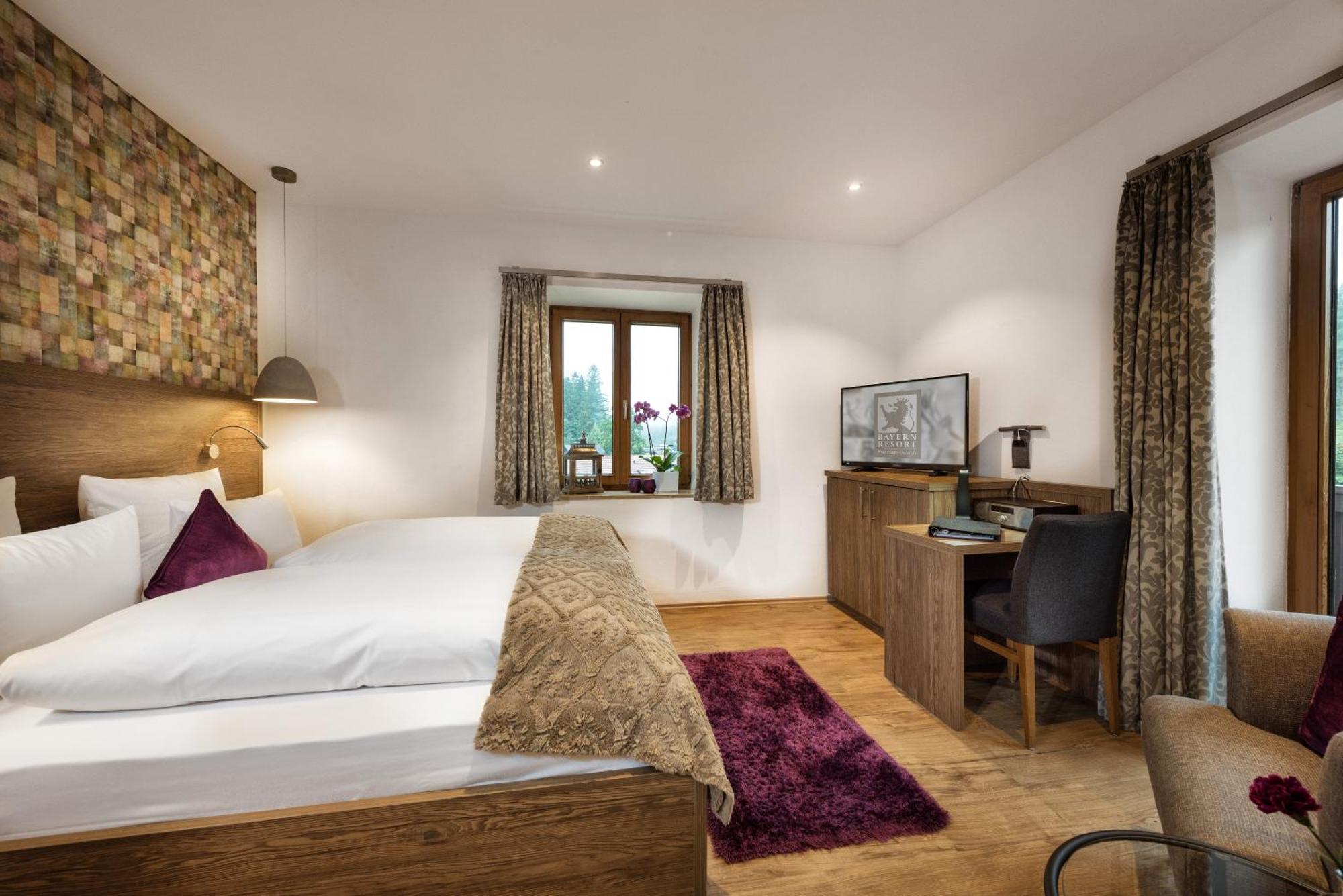Bayern Resort Hotel - Adults Only - Mit Zugspitzblick - Eibsee-Naehe - Wellnessbereich - Naturpool Im Sommer Grainau Dış mekan fotoğraf