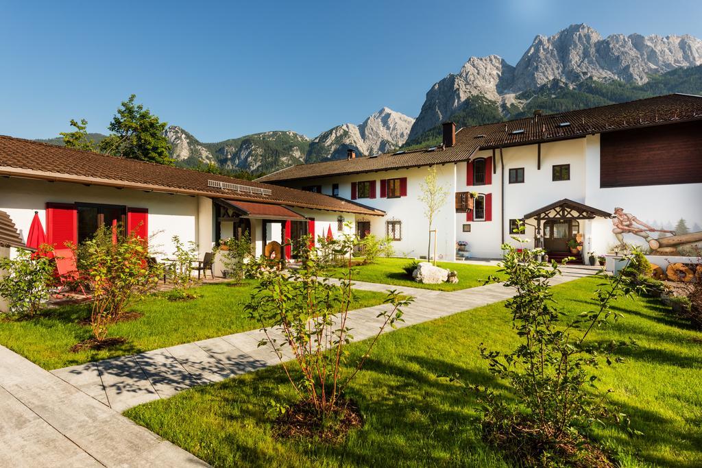 Bayern Resort Hotel - Adults Only - Mit Zugspitzblick - Eibsee-Naehe - Wellnessbereich - Naturpool Im Sommer Grainau Dış mekan fotoğraf