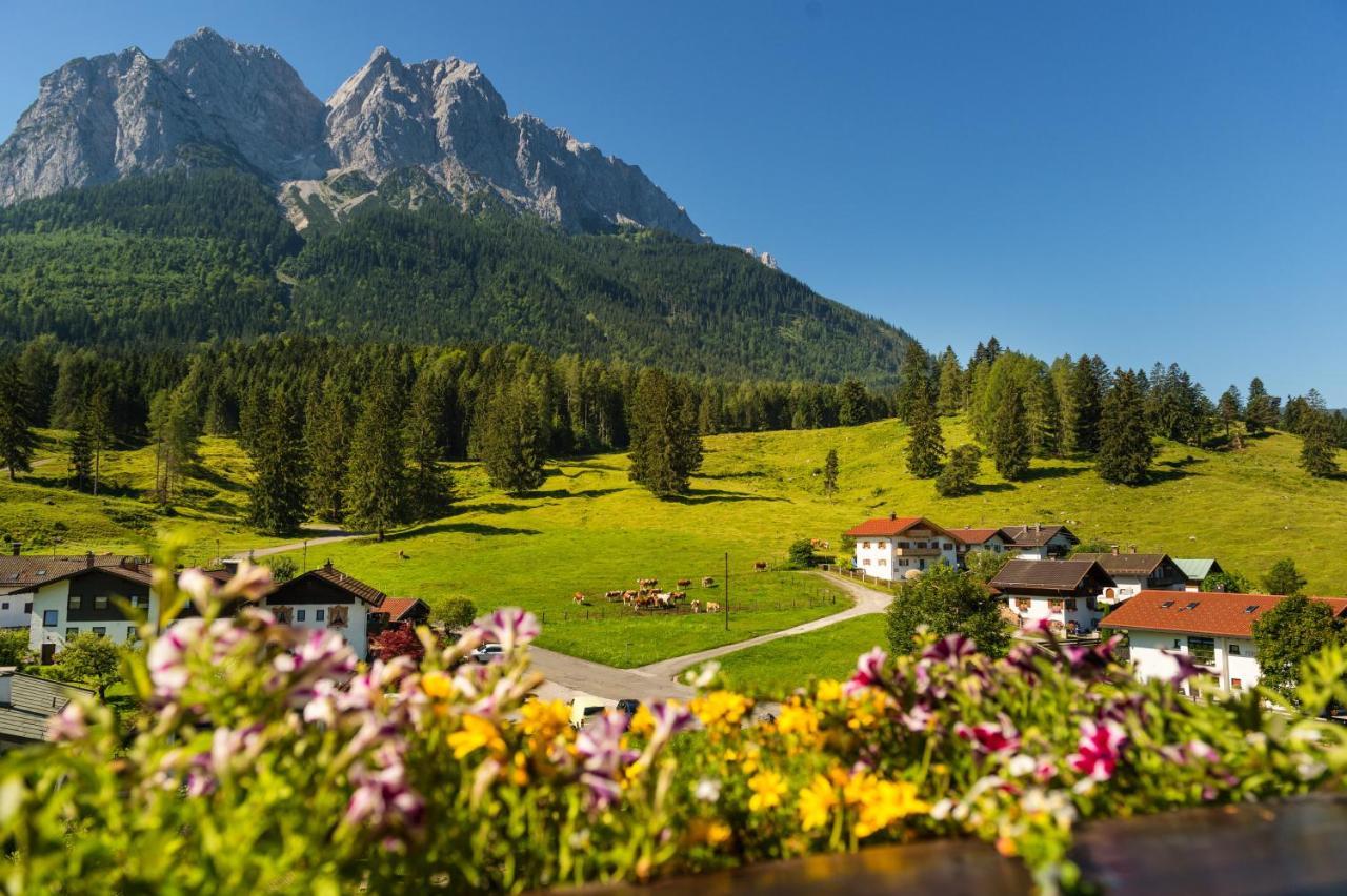 Bayern Resort Hotel - Adults Only - Mit Zugspitzblick - Eibsee-Naehe - Wellnessbereich - Naturpool Im Sommer Grainau Dış mekan fotoğraf